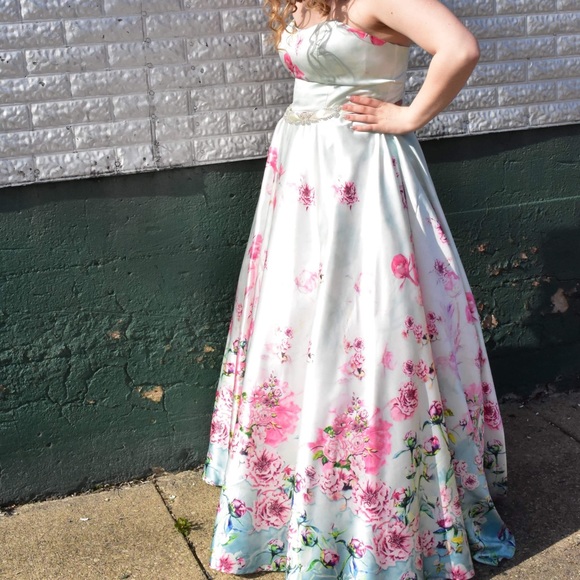 Size 14-16 Prom dress - Picture 6 of 6